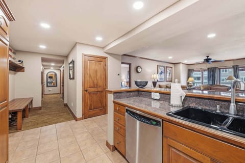 stjames-318-8339_54971653461_o