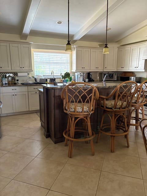 Kitchen bar with three sleek seats, ideal for dining, drinks and socializing. 
