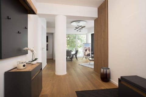 Diele und Blick in Richtung Wohnzimmer