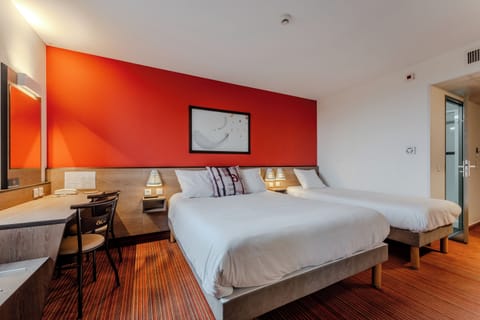 Quadruple Room | Desk, soundproofing, free WiFi, bed sheets