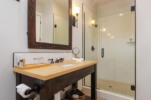 Cozy Queen | Bathroom | Shower, free toiletries, hair dryer, bathrobes