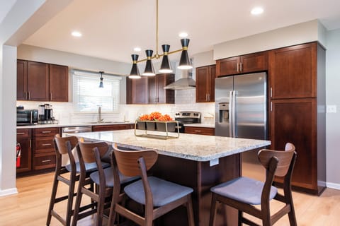 Full Kitchen - Kitchen Island with 4 chairs