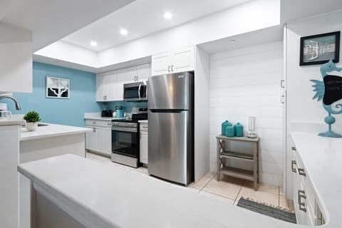 Apartment (2 Bedrooms) | Private kitchen | Fridge, microwave, oven, stovetop