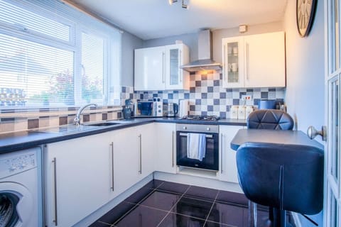 Gellionen - 2 Bedroom House - Clydach (9777)