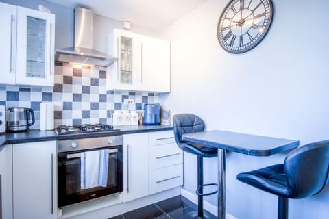 Gellionen - 2 Bedroom House - Clydach (9778)