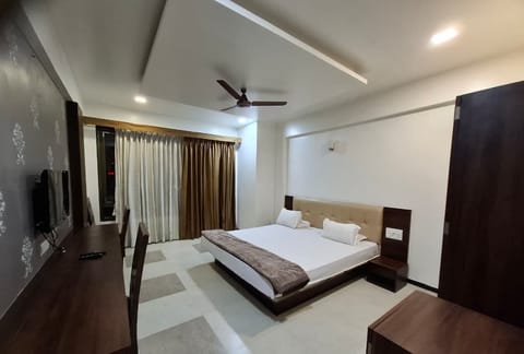 Executive Double Room | Desk, laptop workspace, free WiFi