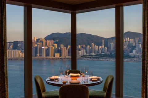 2 restaurants; breakfast, lunch, and dinner served