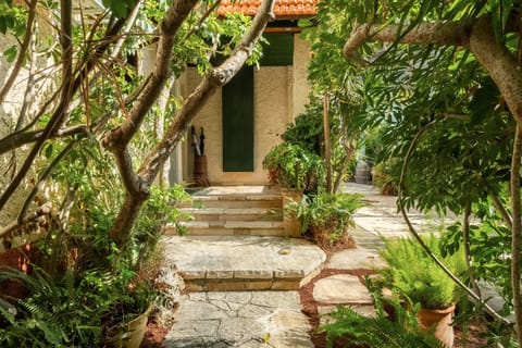 Studio, Garden View | Interior