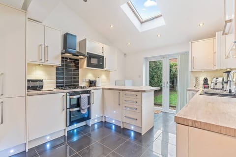 House, 5 Bedrooms | Interior