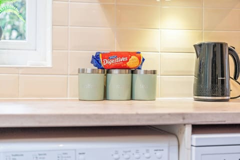 House, 5 Bedrooms | Coffee and/or coffee maker