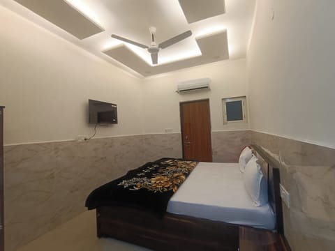 Deluxe Quadruple Room | Premium bedding, desk, laptop workspace, soundproofing