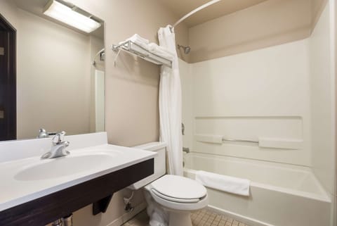 Combined shower/tub, free toiletries, hair dryer, towels