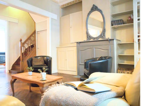 House, 5 Bedrooms, Kitchen, City View | Living area | 90-cm flat-screen TV with digital channels