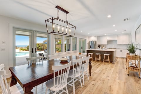 House, 4 Bedrooms | Dining