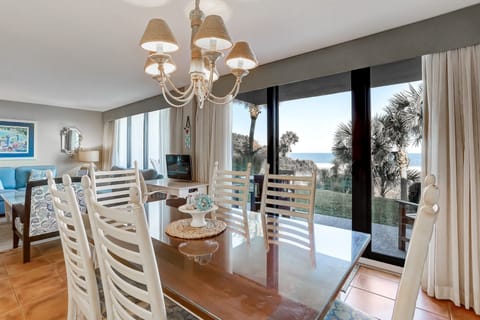 Condo, 2 Bedrooms | Dining