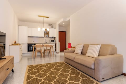 Basic Apartment | Living area | 35-cm TV with digital channels