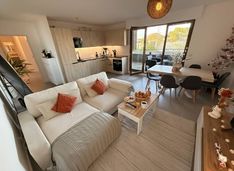 Grand salon moderne et cosy