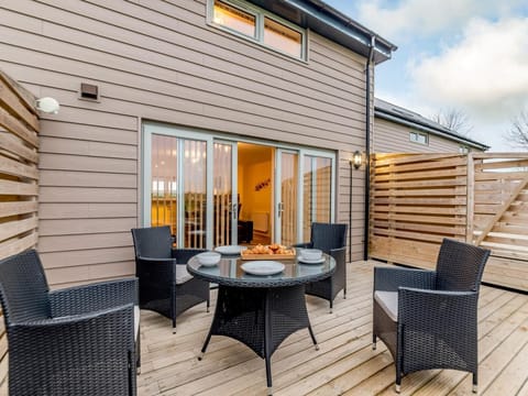 Stunning two-bedroom lodge a stone’s throw over the sand dunes to the beach