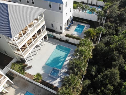 Newly Renovated Pool & Pool Deck!
