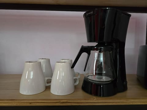 Suite Roja privada para 3 personas con cocineta equipada y baño propio.