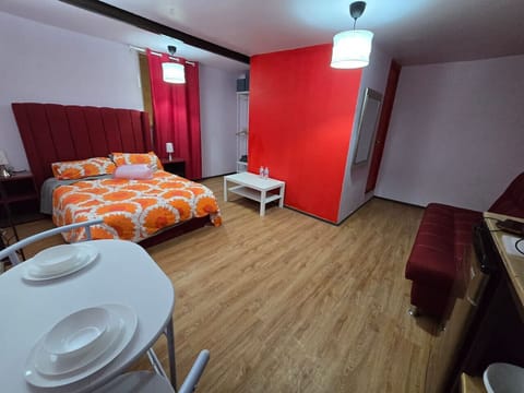 Suite Roja privada para 3 personas con cocineta equipada y baño propio.