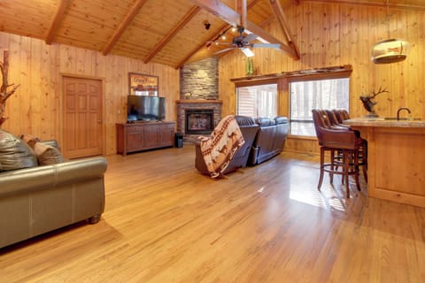 Pinetop Country Club Vacation Rental | 3BR | 2.5BA | 1 Step to Enter