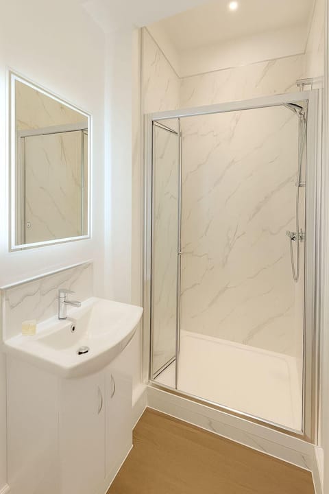 Combined shower/tub, free toiletries, towels, soap