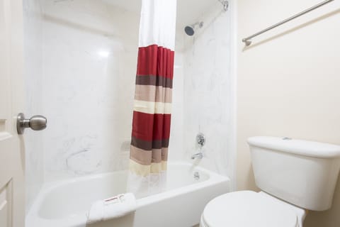 Combined shower/tub, deep soaking tub, hydromassage showerhead