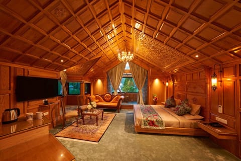 Luxury Suite | Laptop workspace, WiFi (free)