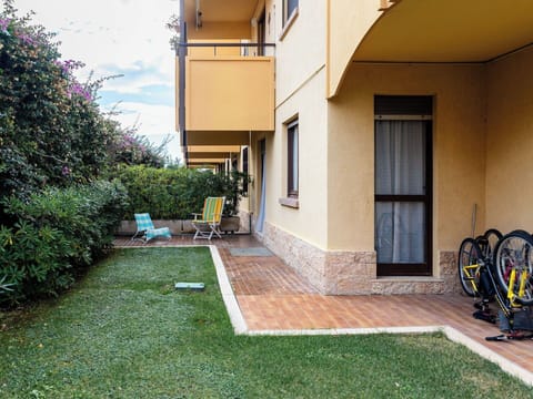 Lawn, Garden, Yard, Shade, Landscaping, Backyard, Walkway, Courtyard, Driveway, Hacienda