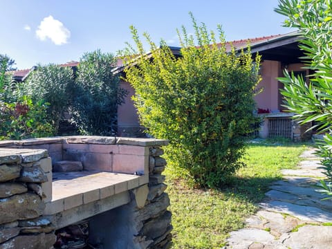 Shrub, Garden, Backyard, Shade, Landscaping, Yard, Flagstone, Flowerpot, Walkway
