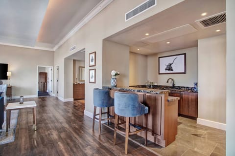 3 bars/lounges, cocktail bar, rooftop bar