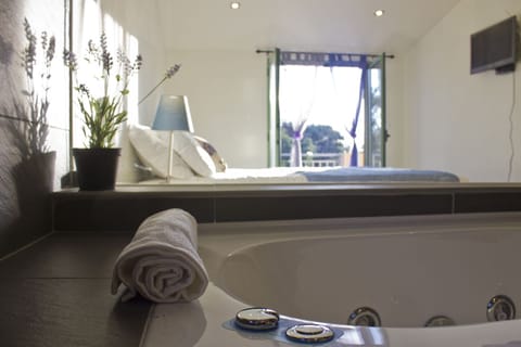 Double Room, Balcony | Jetted tub