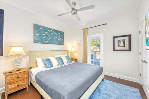 King master bedroom sunny, with en-suite bath and royal palm view.