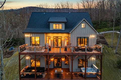 This luxury Boone home is in the PERFECT location, close to both Blowing Rock and Boone. Fully loaded for an unforgettable experience!