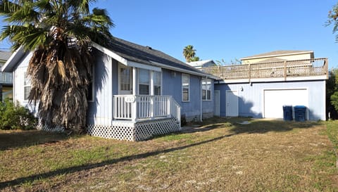 Welcome to Retro Retreat--a 2 BR/2 bath cottage in Port Aransas