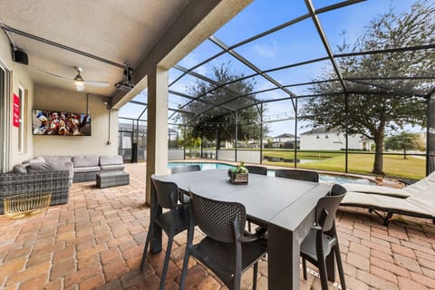 Outdoor area with dining area perfect to enjoy the Florida sun.