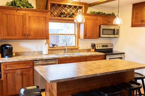 Eat-in kitchen with seating for 5