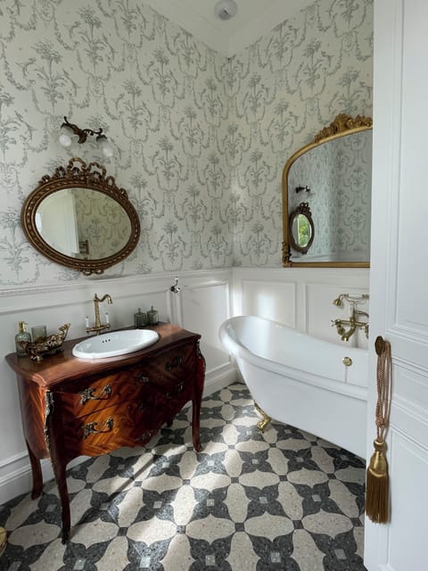 Deluxe Double Room, City View | Bathroom | Hair dryer, towels, soap, shampoo