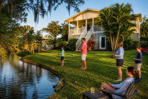 Waterfront evenings made for family memories 🎣 Relax by the river and enjoy peaceful Florida sunsets surrounded by tropical views. Perfect for groups, retreats, and relaxing getaways.