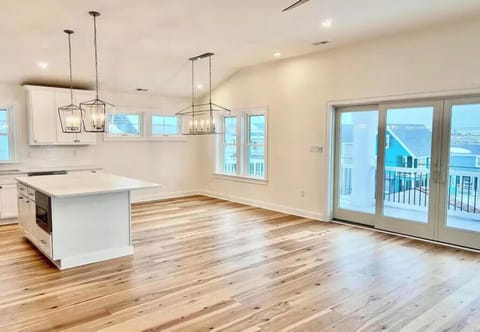 New 4BR Beach Condo w/ Rooftop Deck & Ocean Views Apartment in Ocean City