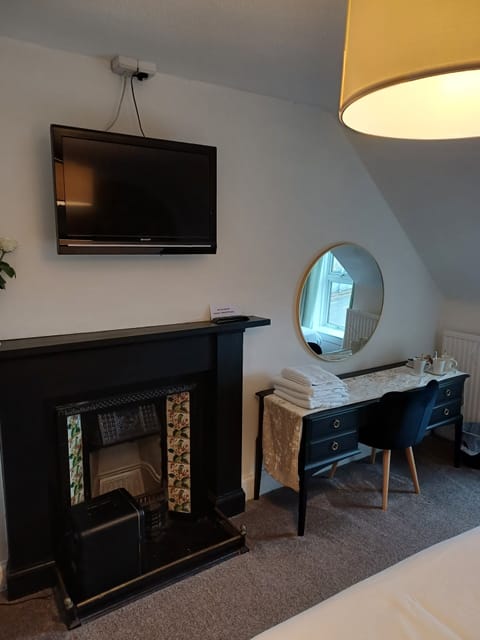 Family Room, City View | Desk, free WiFi