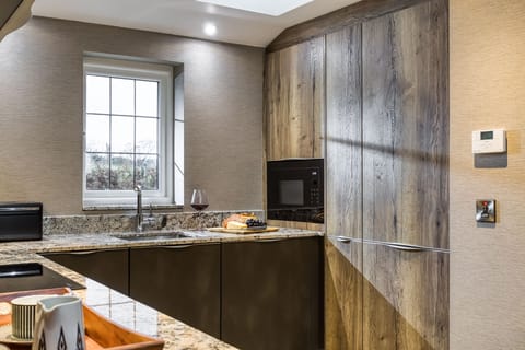 The well-equipped kitchen