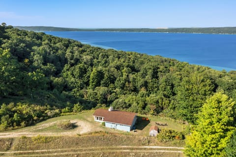 Hill Hideaway - recently renovated cottage with a big view!