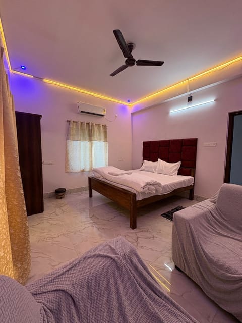 Suite | Desk, laptop workspace, WiFi