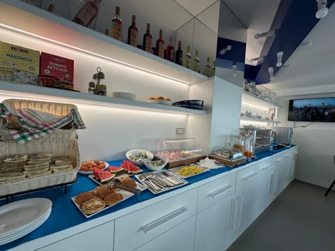 Free daily buffet breakfast