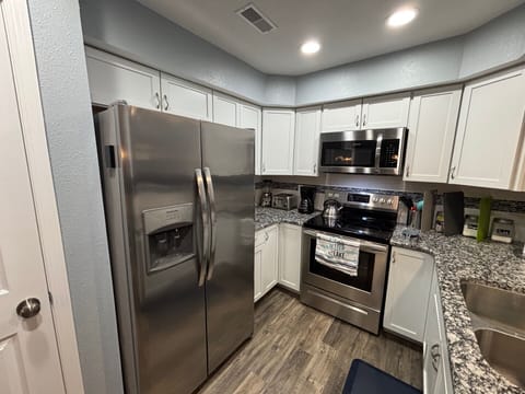 Full Fridge, Stove, Microwave, Dishwasher, Blender, Coffee Machine