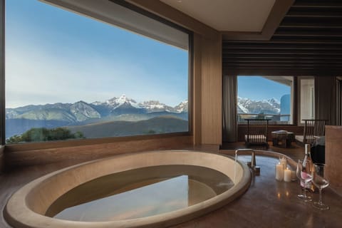 Superior Suite | Bathroom | Rainfall showerhead, free toiletries, hair dryer, bathrobes