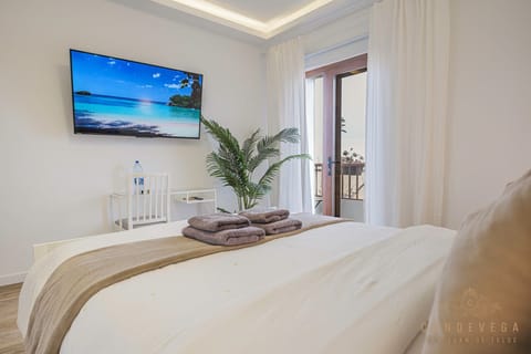 Comfort Double Room, Balcony, Partial Ocean View | Down comforters, individually decorated, individually furnished