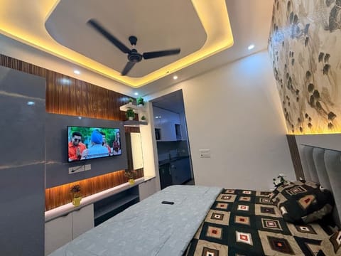 Deluxe Single Room, Balcony, City View | Desk, laptop workspace, iron/ironing board, WiFi (free)